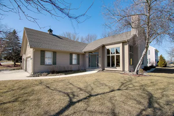 3949 S Cavendish Rd, New Berlin, WI 53151