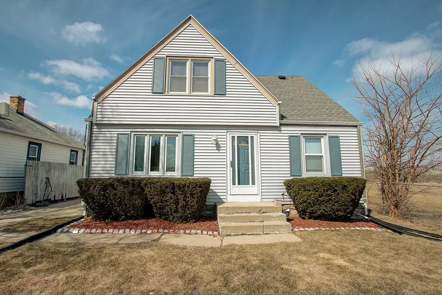 3829 S 37th St, Greenfield, WI 53221
