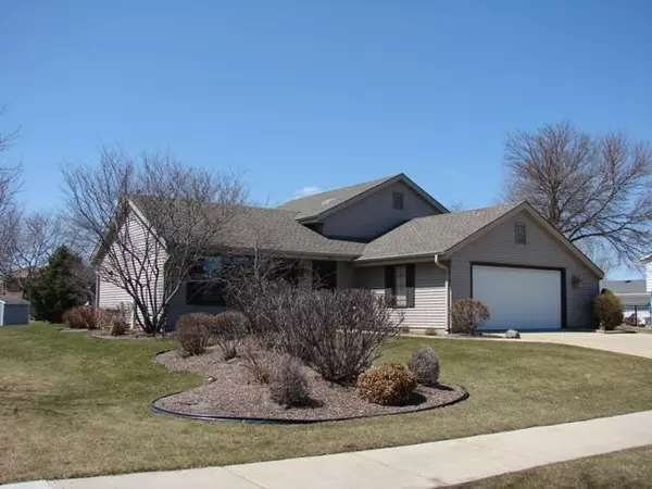 8125 S Wildwood DR, Oak Creek, WI 53154