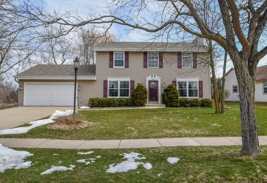 625 Laureate Dr, Pewaukee, WI 53072