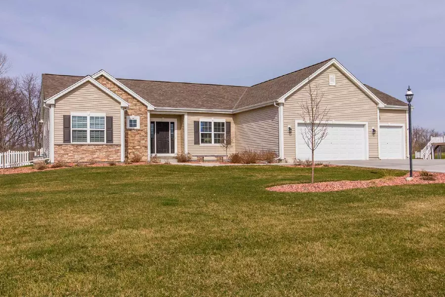 3739 Strawberry Glen Dr, Jackson, WI 53012