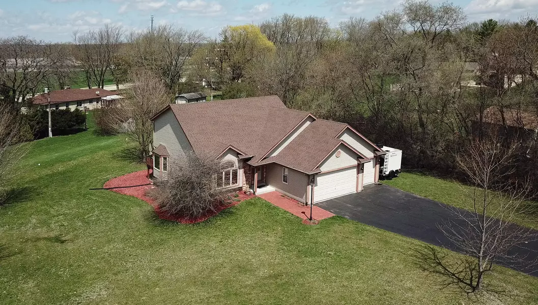 113 Oakwood Ln, North Prairie, WI 53153