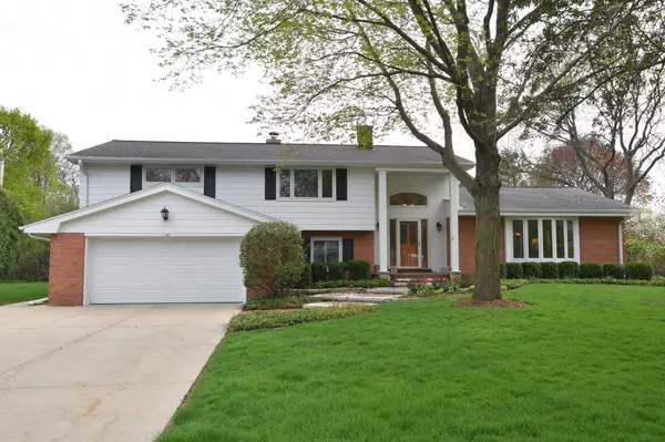 13185 Lee Ct, Elm Grove, WI 53122