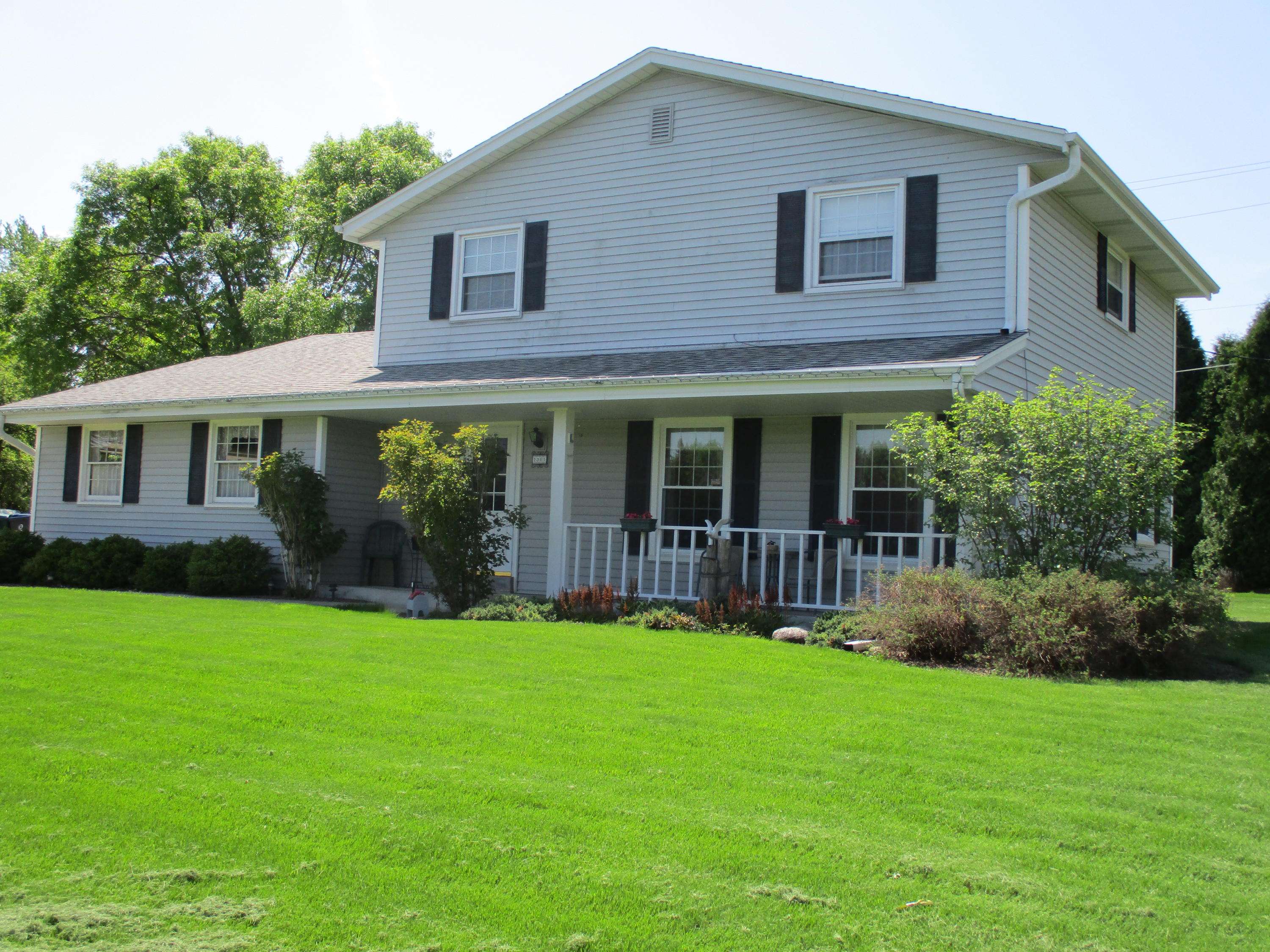 2305 S Lombardy Ln, New Berlin, WI 53151