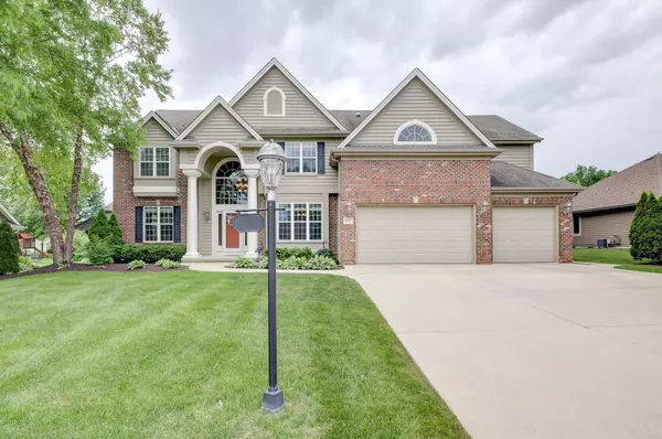 4567 S Foxwood Blvd, Greenfield, WI 53228