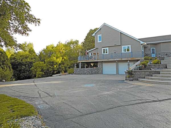 1965 Tamarack Trl, Grafton, WI 53024