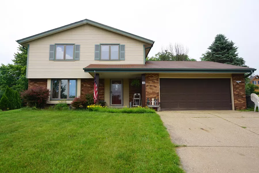 1255 Crown Ct, Mukwonago, WI 53149