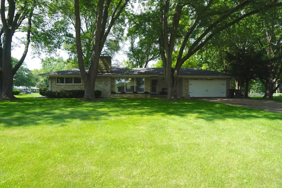 N10W23578 Nottingham Dr, Pewaukee, WI 53188