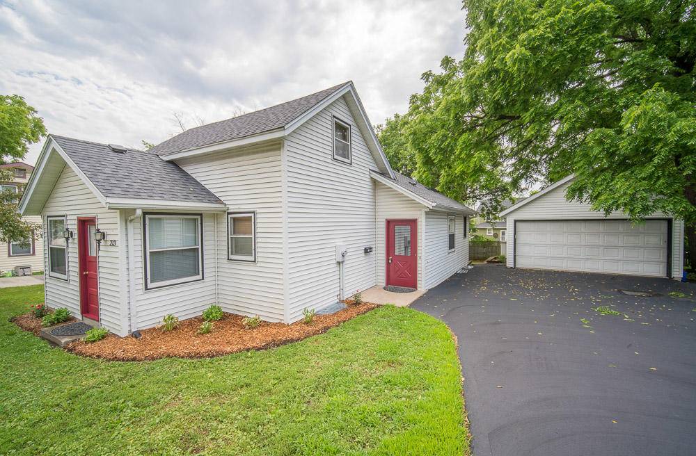 213 W Capitol Dr, Hartland, WI 53029