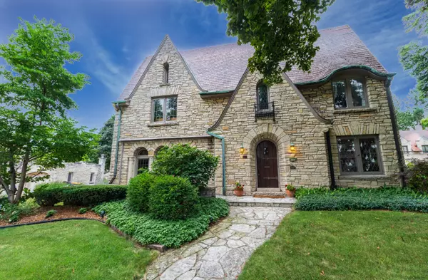 6324 Washington Cir, Wauwatosa, WI 53213