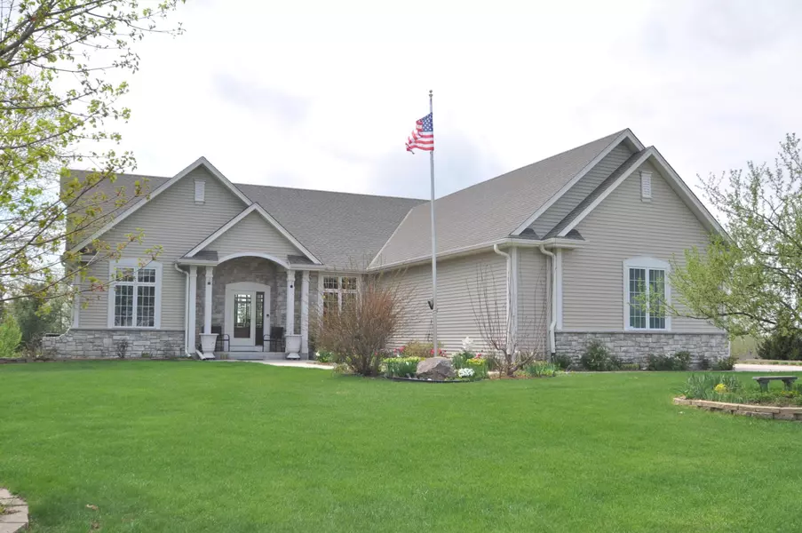 N829 Oak Ridge Dr, Ashippun, WI 53066