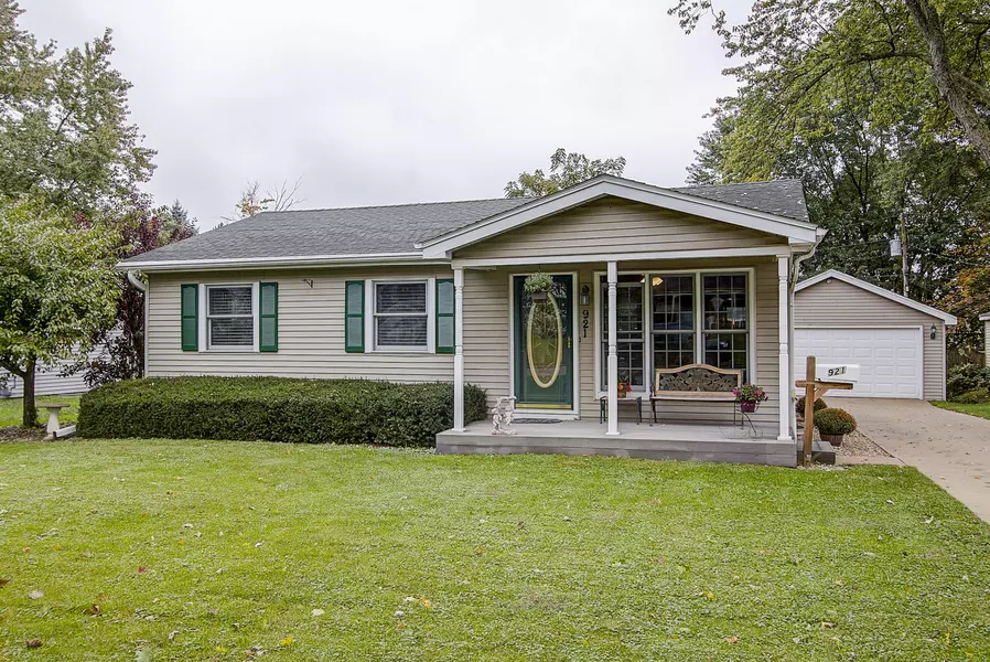 921 Carey St, Lake Geneva, WI 53147