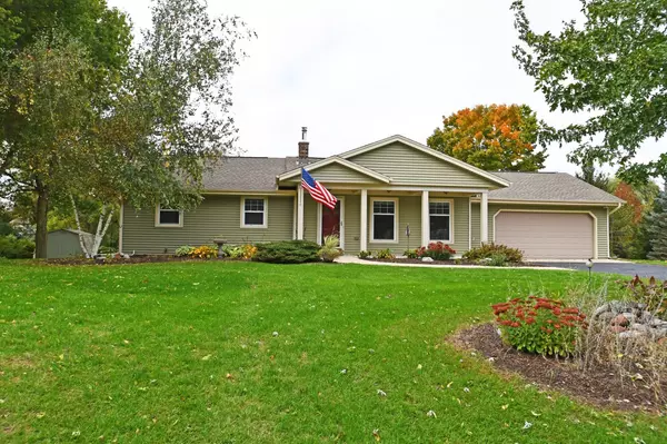 W329S7051 Oak Knoll Dr, Mukwonago, WI 53149