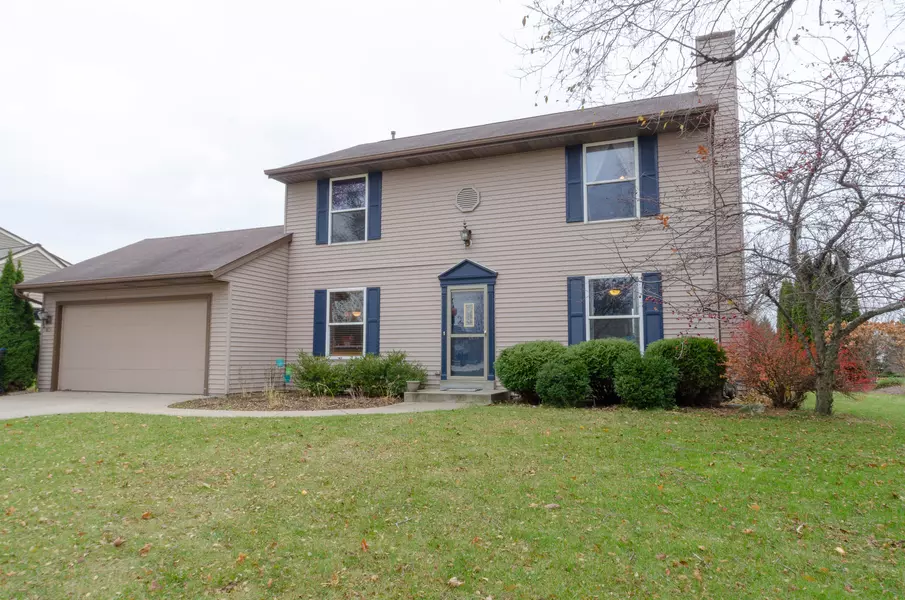 875 Laureate Dr, Pewaukee, WI 53072