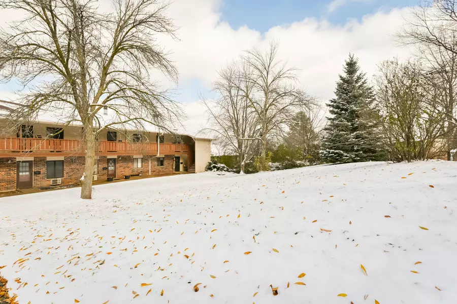 1356 Greenhedge Rd Unit C8, Pewaukee, WI 53072