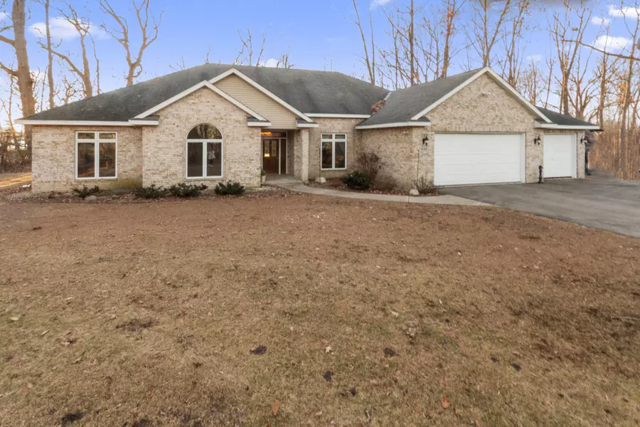 5680 Island View Ct, Waterford, WI 53185