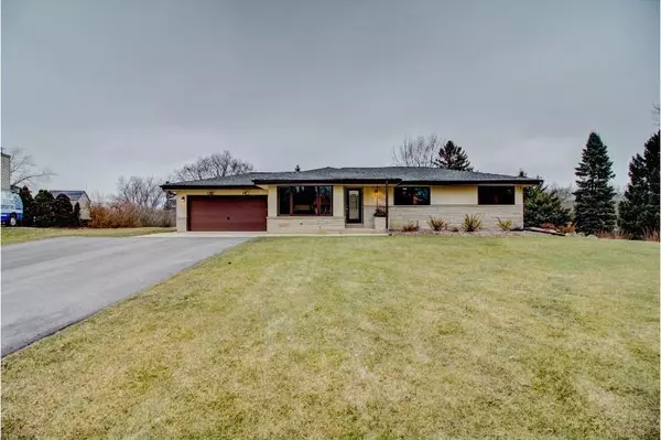 21730 W Mac Gregor Dr, New Berlin, WI 53146