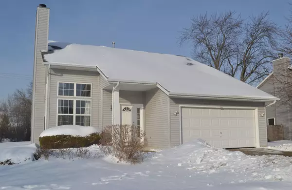 900 E Stonewood Dr, Oak Creek, WI 53154