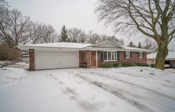 517 Highview Dr, Slinger, WI 53086