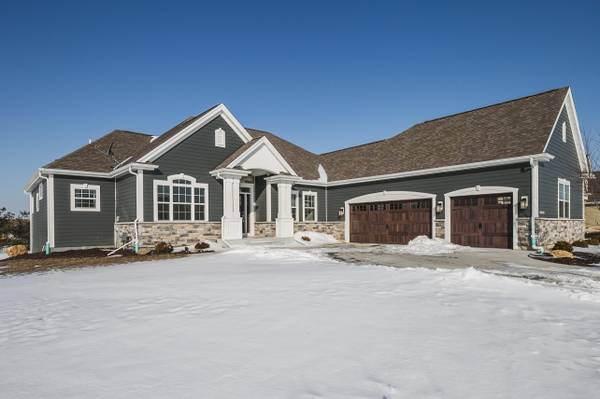 W299N3239 Woodridge Cir, Delafield, WI 53072