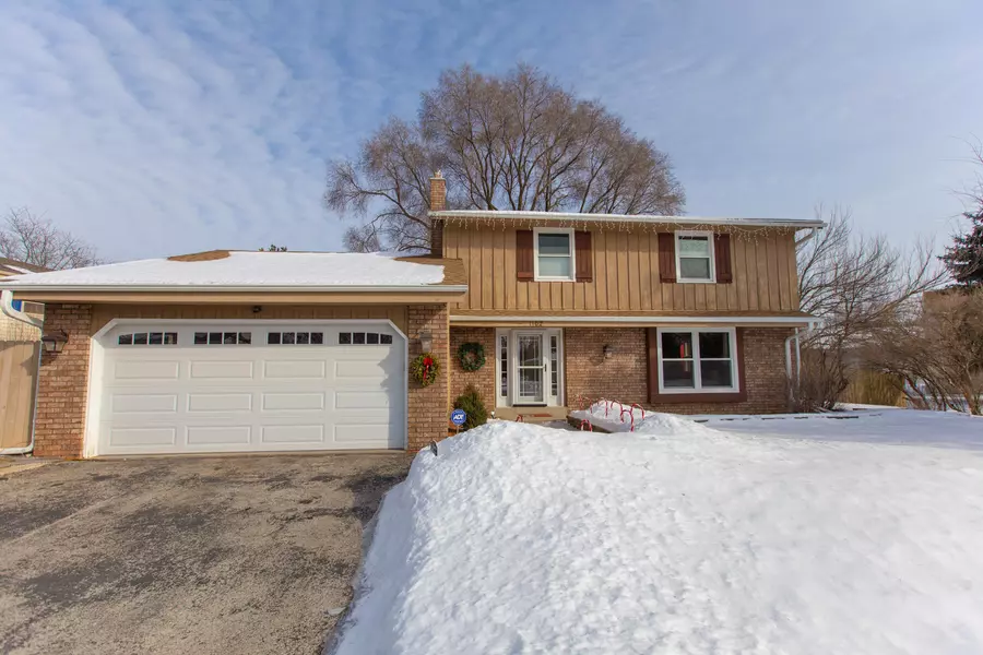 1102 Eastern Trl, Mukwonago, WI 53149