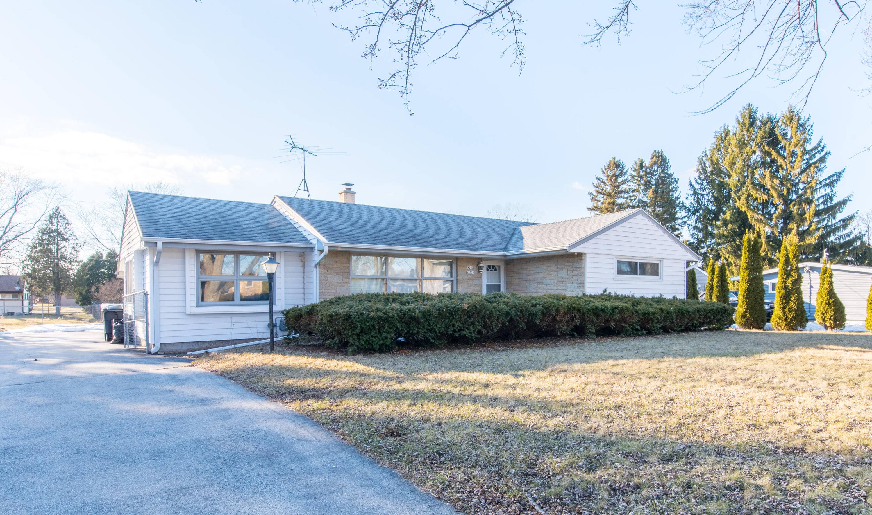 W200N9533 Woodside Ln, Menomonee Falls, WI 53051