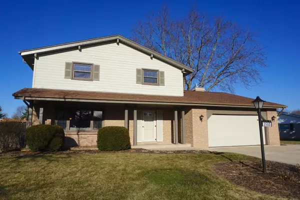 3560 S Brentwood Rd, New Berlin, WI 53151