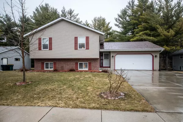 W200N16450 Pine Dr, Jackson, WI 53037