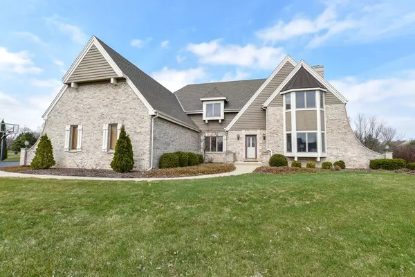 8102 W Knightsbridge Dr, Mequon, WI 53097