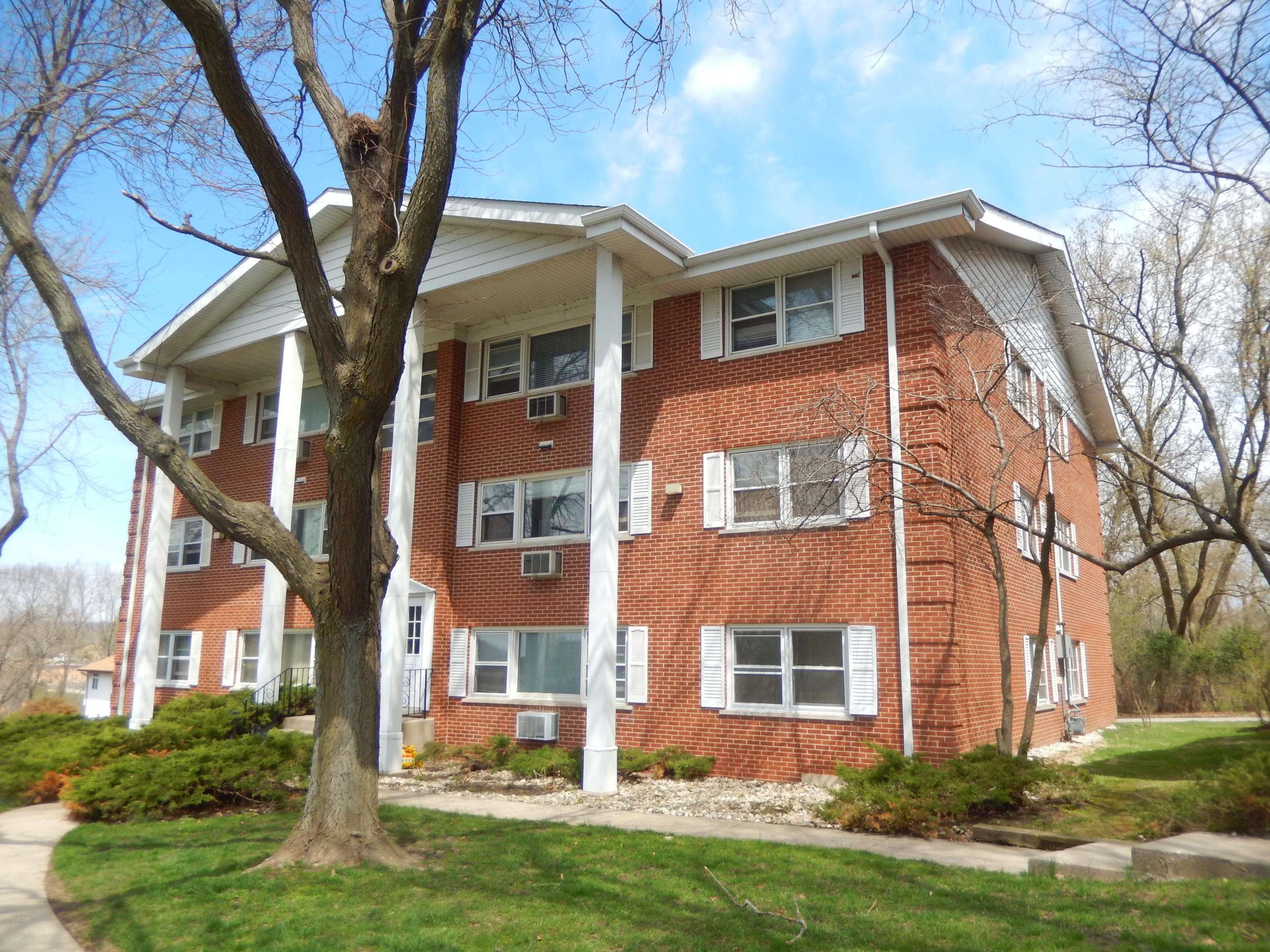 Lake Geneva, WI 53147,245 Country Club Dr Unit 1D