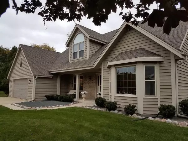 W276N2612 Lily Ct E, Pewaukee, WI 53072