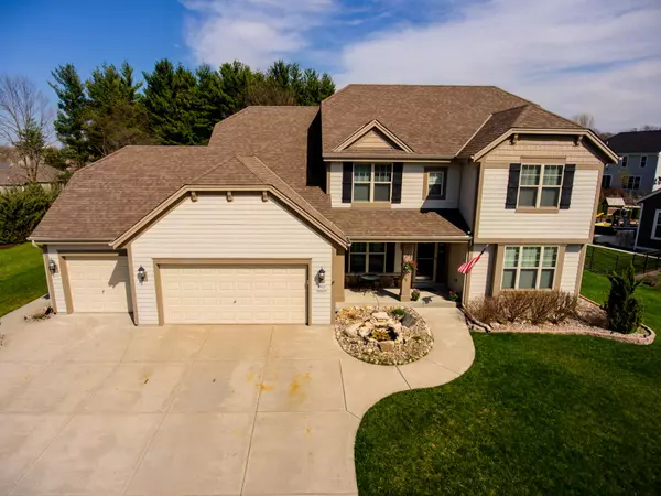 W273N2420 Arlington Ct, Pewaukee, WI 53072