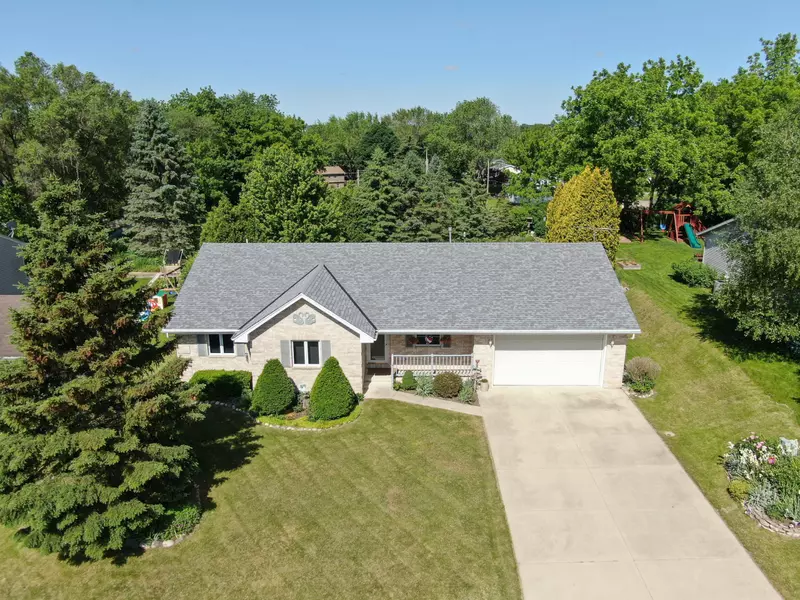 522 Fox River Hills Dr, Waterford, WI 53185