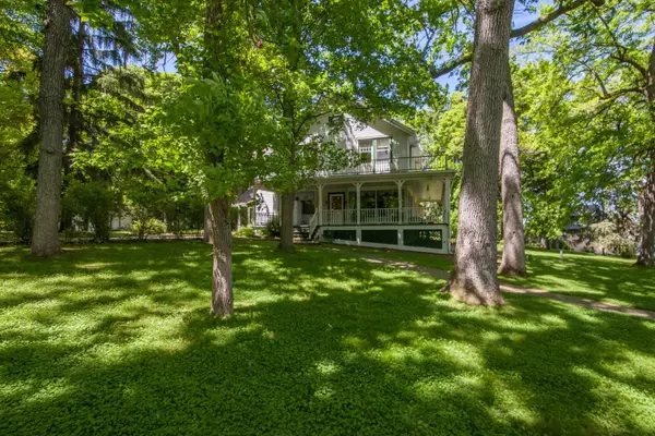 5014 N Maple Ln, Chenequa, WI 53058