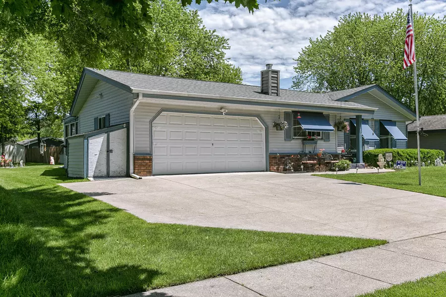 1212 Western Trl, Mukwonago, WI 53149