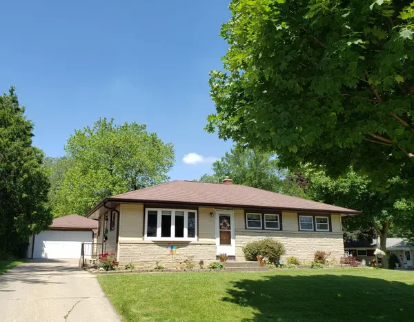 2859 S 94th St, West Allis, WI 53227