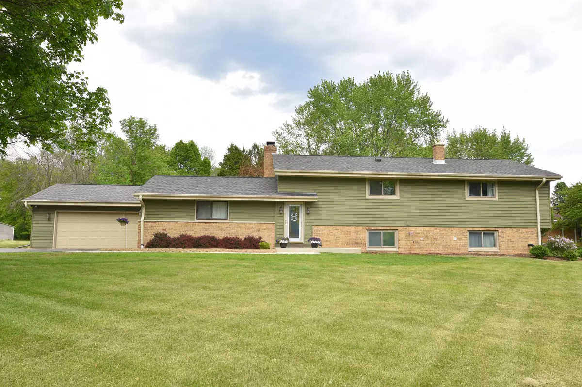 Mequon, WI 53092,11912 N Oriole Ln