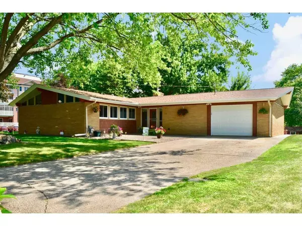 358 Collegeview Dr, Winona, MN 55987