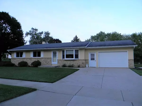 1170 Hillside Dr, Kewaskum, WI 53040