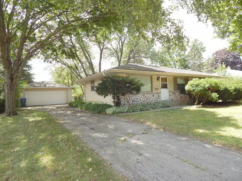 7203 Dorchester Ln, Greendale, WI 53129