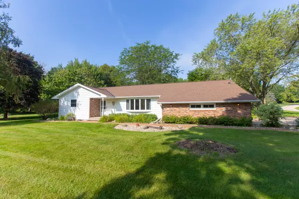 N7941 Lac Labelle Dr, Ixonia, WI 53066