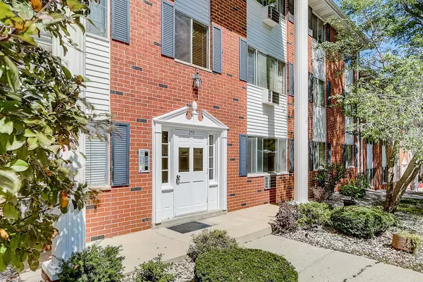 Lake Geneva, WI 53147,255 Elmwood Ave Unit 102