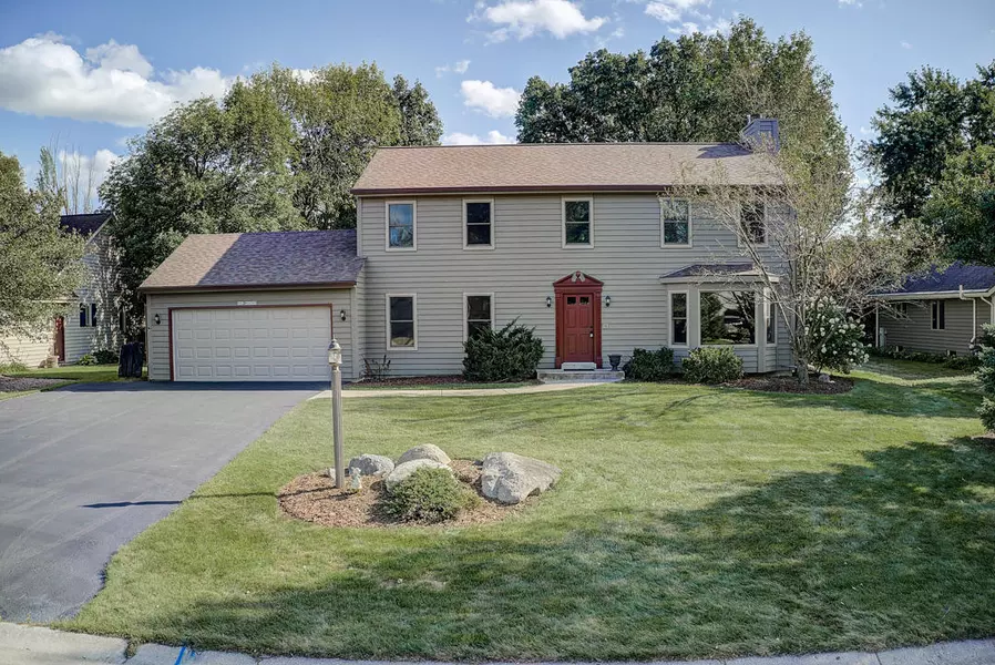 N52W14385 Thornhill Dr, Menomonee Falls, WI 53051