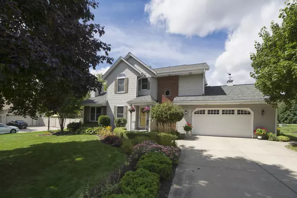 5213 Robinwood Ln, Hales Corners, WI 53130