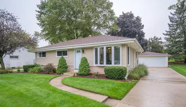 907 Roosevelt Dr, West Bend, WI 53090