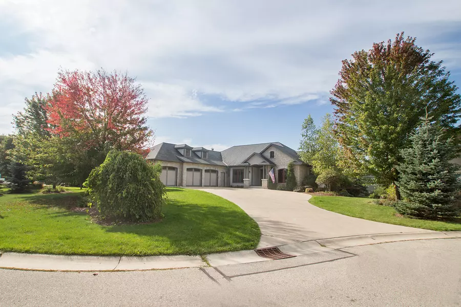 W243N2731 Single Tree Dr, Pewaukee, WI 53072