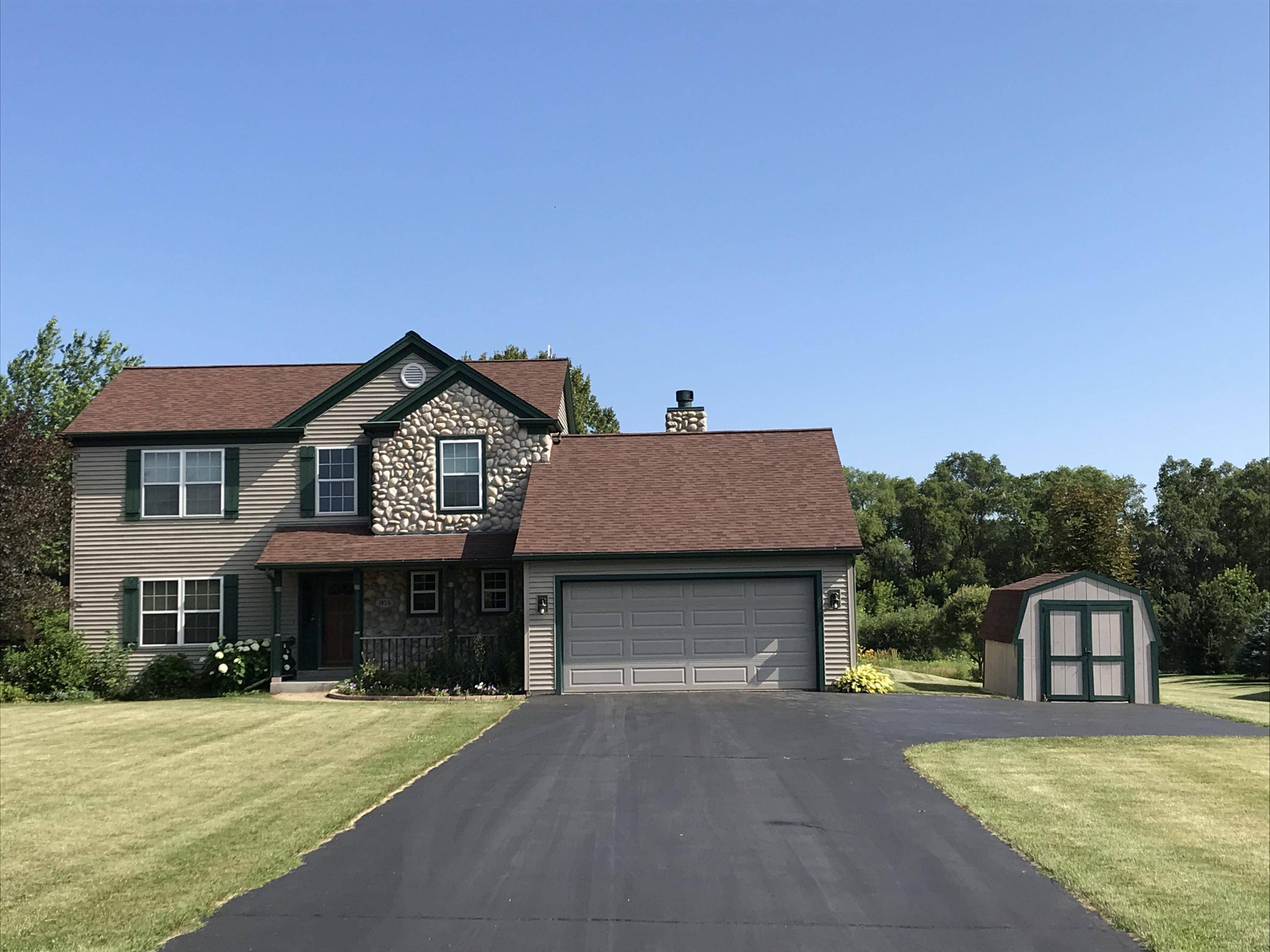1974 Hummingbird Dr, Jackson, WI 53037