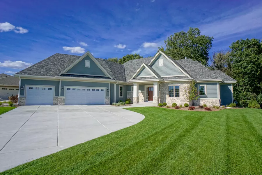 236 Four Winds Ct, Hartland, WI 53029