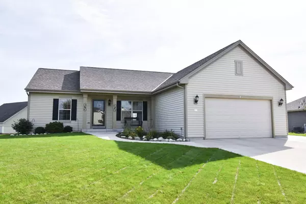 193 E Farmstead Dr, Slinger, WI 53086