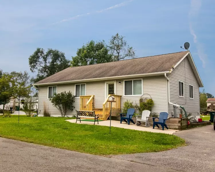 N2469 Howard Dr, Bloomfield, WI 53105